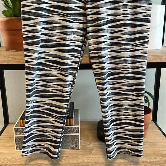 Nike Printed Dri-Fit Run Fast Capri with Hidden Pocket, M - Picture 3 of 10